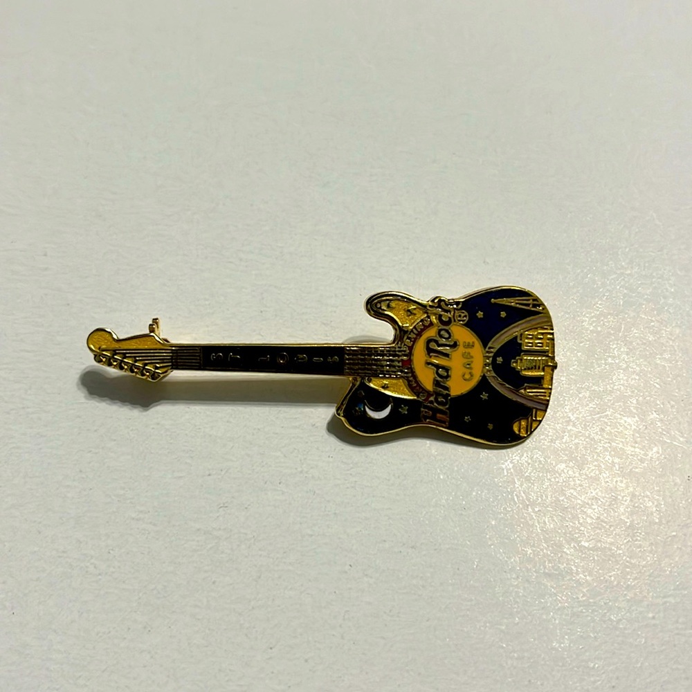 🎵 Hard Rock Cafe Saint St. Louis MO Guitar Lapel Pin - Picture 4 of 4
